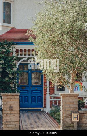 Londra, UK - 30 maggio 2020: Porta frontale in vetro colorato blu di una casa edoardiana a Londra, fuoco selettivo. Le case edoardiane promuovono il design semplice e. Foto Stock