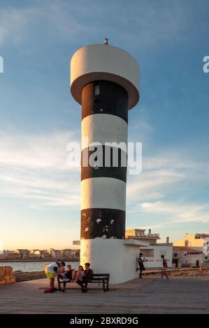 Colonia de Sant Jordi, Isole Baleari/Spagna; giugno 2020: Adolescenti al faro di Colonia de Sant Jordi al tramonto. Mar Mediterraneo, isola di ma Foto Stock