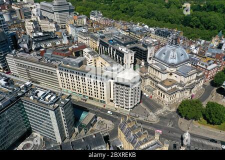 Una vista aerea di Londra, all'incrocio tra Victoria Street e Tothill Street, che mostra l'Abbazia di Westminster (in basso a sinistra), il memoriale di Crimea e Indian Mutiny, il dipartimento per l'istruzione (in alto a sinistra), la Barclays Bank (al centro) e la Methodist Central Hall sulla porta della storia (a destra). Foto Stock