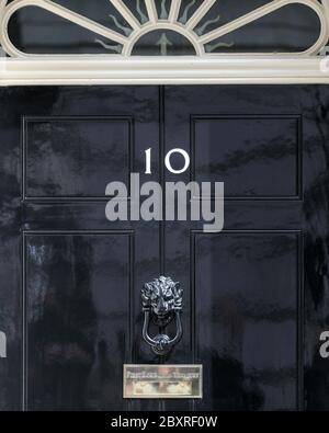 La porta nera al 10 Downing Street, residenza ufficiale del primo ministro britannico, Londra, Regno Unito Foto Stock