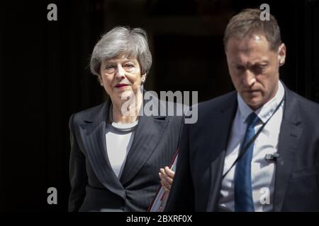 Il primo ministro Theresa May lascia Downing Street per le interrogazioni del primo ministro in Parlamento. Foto Stock