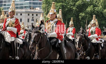 Soldati e cavalli della divisione Household, nella Major General's Review fuori Buckingham Palace davanti alla Trooping the Color Parade, Londra Foto Stock