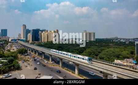 Gurgaon, India, 2020. Ripresa aerea di Rapid metro tracce nelle aree urbane di Delhi NCR, Gurgaon, Noida con la metropolitana in esecuzione sulle tracce. Un annuncio molto utile Foto Stock