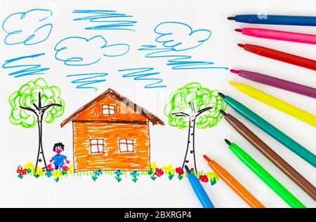 Bambino del disegno e le penne Foto Stock