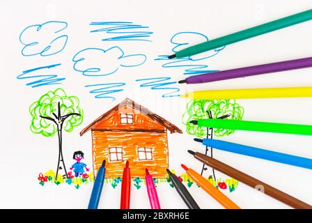 Bambino del disegno e le penne Foto Stock