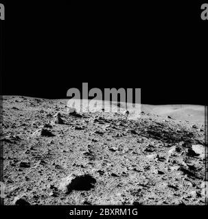 AS14-64-9116 - Apollo 14 - immagine missione Apollo 14 - Panoramica a 360 gradi da EVA 2 con Old Nameless sullo sfondo.; ambito e contenuto: Il database originale descrive questo come: Descrizione: Panoramica a 360 gradi da EVA 2 con Old Nameless sullo sfondo. Le immagini sono state scattate in superficie durante la Lunar Surface EVA per la missione Apollo 14. Il caricatore originale della pellicola era denominato LL, il tipo di pellicola era S0267 (High Speed Black and White Thin base), obiettivo 60mm con un'elevazione del sole di 24 gradi e un azimuth del sud. Oggetto: Apollo 14 volo, Luna (Planet) Categorie: EVA originale: Film - 70MM B&W in Foto Stock