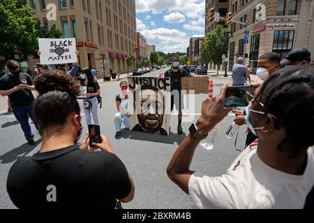 Un dipinto di George Floyd è mostrato come manifestanti è uscito il 7 giugno 2020, per una protesta Black Lives Matter 'Circle of Peace' a Easton, Pennsylvania. Foto Stock