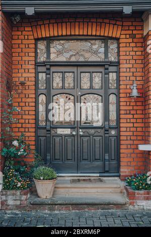 Londra, UK - 30 maggio 2020: Porta anteriore in vetro colorato grigio di una tradizionale casa edoardiana a Londra, Regno Unito. Le case edoardiane promuovono il design semplice e un Foto Stock