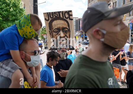 Un dipinto di George Floyd è mostrato come manifestanti è uscito il 7 giugno 2020, per una protesta Black Lives Matter 'Circle of Peace' a Easton, Pennsylvania. Foto Stock