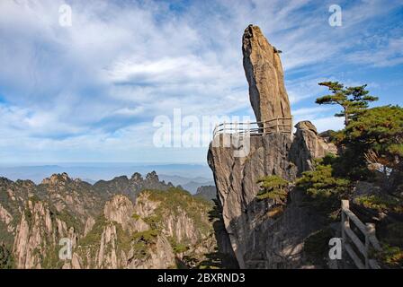 Monte Huangshan nella provincia di Anhui, Cina. Vista panoramica della roccia volante o della pietra di Feilai con le cime delle montagne lontane. Foto Stock