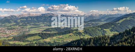 Spettacolare vista panoramica sull'Iller fino alle Alte Alpi Allgau tra Sonthofen e Oberstdorf, Alpi Allgau, Baviera, Germania, Landscape pho Foto Stock