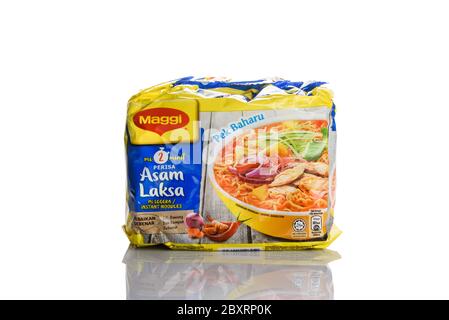 Kuching, Sarawak / Malesia - 10 maggio 2020: halal istante noodle sour speziato Laksa sapore del marchio maggi in un pacchetto giallo e blu su sfondo bianco Foto Stock