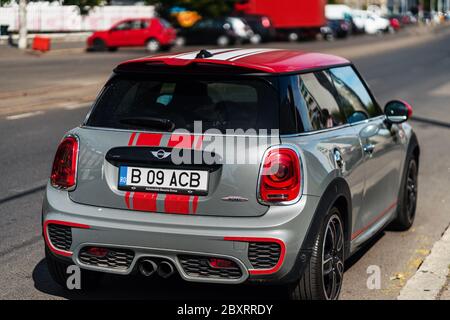 Auto di colore grigio con strisce rosse Mini Cooper parcheggiato in strada nel centro storico di Bucarest, Romania, 2020 Foto Stock