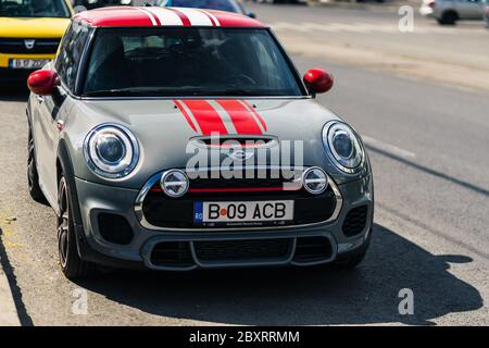 Auto di colore grigio con strisce rosse Mini Cooper parcheggiato in strada nel centro storico di Bucarest, Romania, 2020 Foto Stock