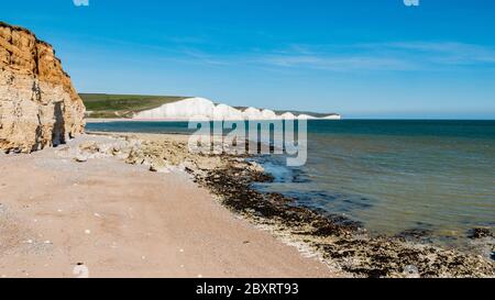 Le sette Sorelle, Sussex. Una luminosa vista primaverile lungo la costa dell'Inghilterra meridionale con le sue iconiche scogliere di gesso bianco vicino a Cuckmere Haven, Seaford. Foto Stock