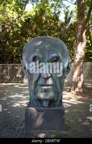 Konrad Adenauer Monumento di Hubertus von Pilgrim di fronte alla ex Cancelleria federale di Adenauerallee, Bonn, Nord Reno-Westfalia, Germania. Foto Stock