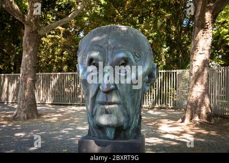 Konrad Adenauer Monumento di Hubertus von Pilgrim di fronte alla ex Cancelleria federale di Adenauerallee, Bonn, Nord Reno-Westfalia, Germania. Foto Stock