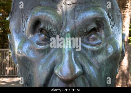 Konrad Adenauer Monumento di Hubertus von Pilgrim di fronte alla ex Cancelleria federale di Adenauerallee, Bonn, Nord Reno-Westfalia, Germania. Foto Stock