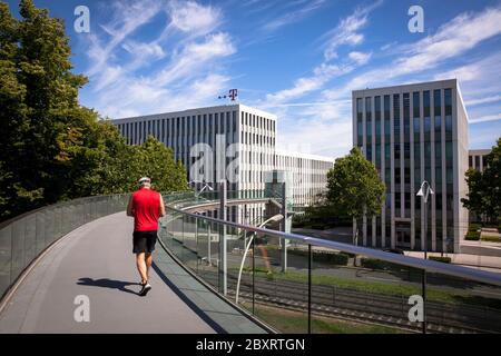 jogger sul ponte Telekom sopra Friedrich-Ebert-Allee, Office Port Bonn, Bonn, Nord Reno-Westfalia, Germania. Jogger auf Telekombruecke ueber die Foto Stock