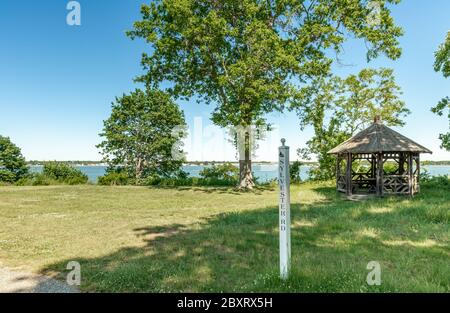 Gazebo in legno nel porto di Dering, Shelter Island, NY Foto Stock