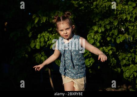 Ritratto bella bambina vicino a una casa di campagna. Foto di alta qualità Foto Stock