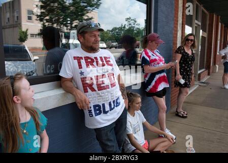Jasper, Georgia, Stati Uniti. 7 Giugno 2020. I dimostranti Black Lives Matter si riuniscono fuori dal tribunale della contea di Pickens, nella zona rurale della Georgia settentrionale, per protestare contro la brutalità della polizia contro le minoranze. Sono stati accolti da contromanifestanti conservatori e sostenitori del presidente Trump che hanno guardato la manifestazione dall’altra parte della via principale di townÃs. Foto: I residenti locali guardano il rally dall'altra parte della strada Credit: Robin Rayne/ZUMA Wire/Alamy Live News Foto Stock