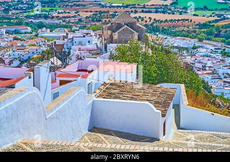 La terrazza panoramica Abades Mirador osserva la chiesa medievale di San Agustin, che sorge tra le bianche case residenziali sul pendio della collina, Arcos, Spagna Foto Stock