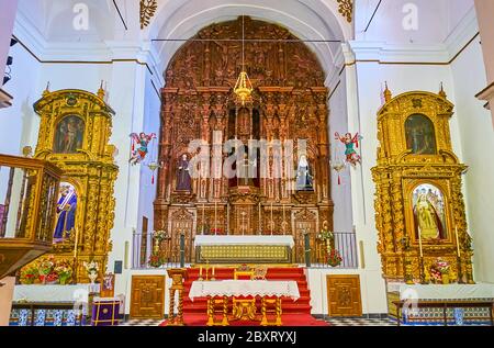 ARCOS, SPAGNA - 23 SETTEMBRE 2019: La sala di preghiera della storica chiesa di San Agustin con pala d'altare in legno intagliato, decorata con intricati patte floreali Foto Stock