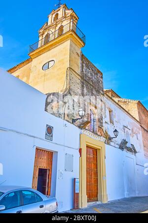 ARCOS, SPAGNA - 23 SETTEMBRE 2019: La modesta facciata della chiesa medievale di San Agustin, situata nella città vecchia, il 23 settembre ad Arcos Foto Stock