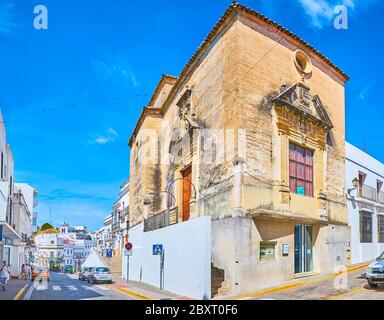 ARCOS, SPAGNA - 23 SETTEMBRE 2019: L'esterno della chiesa medievale di San Miguel, situata in Calle Corredera strada di pueblo blanco (città bianca), su Septembo Foto Stock