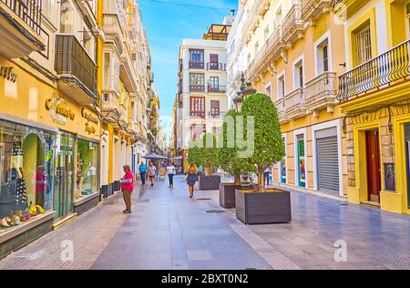 CADICE, SPAGNA - 23 SETTEMBRE 2019: L'affollata Calle Nueva con negozi di moda, caffè all'aperto, bar e negozi turistici, il 23 settembre a Cadice Foto Stock