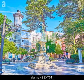 CADICE, SPAGNA - 23 SETTEMBRE 2019: La statua di bronzo Emilio Castelar tra il verde lussureggiante conifere del giardino di Plaza Candelaria, il 23 settembre a. Foto Stock