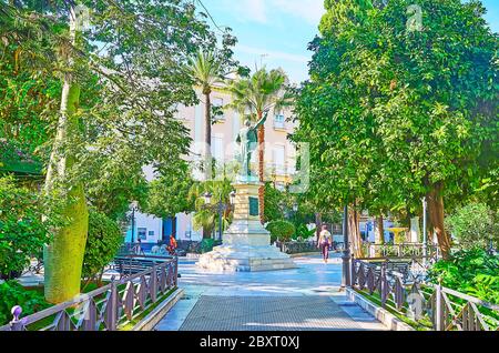 CADICE, SPAGNA - 23 SETTEMBRE 2019: Plaza Candelaria è il luogo perfetto per rilassarsi in un giardino ombreggiato, osservare il monumento Emilio Castelar e piano panoramico Foto Stock