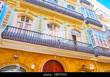 La facciata ornata di edificio storico in Calle Ancha Street, è decorata con rilievi in gesso, sculture di pareti, lacci-come grigliata balcone in ghisa Foto Stock