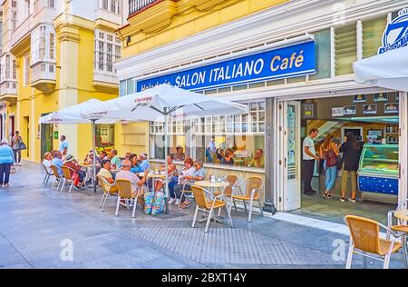 CADIZ, SPAGNA - 23 SETTEMBRE 2019: La terrazza all'aperto affollata di piccolo caffè di pasticceria in Calle Ancha, il 23 settembre a Cadice Foto Stock