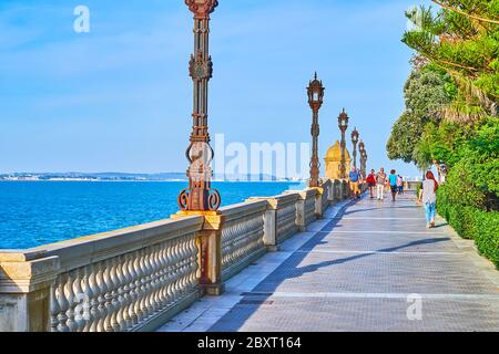 CADICE, SPAGNA - 23 SETTEMBRE 2019: Passeggiata sul lungomare nel giardino Paseo de Carlos III con vista mozzafiato sull'Oceano Atlantico, verde lussureggiante e vintage Foto Stock