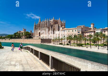 PALMA MALLORCA SHOPPING Palma Cattedrale la seu e Parc de la Mar Sea Inlet con turisti shopping shopping e borse Mallorca Baleari Spagna Foto Stock