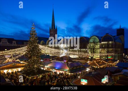 Enorme albero di Natale decorato durante la fiera di Natale sul mercato posto di fronte al municipio di Lübeck / Lubecca, Schleswig-Holstein, Germania Foto Stock