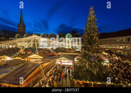 Enorme albero di Natale decorato durante la fiera di Natale sul mercato posto di fronte al municipio di Lübeck / Lubecca, Schleswig-Holstein, Germania Foto Stock