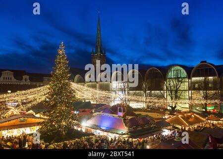 Enorme albero di Natale decorato durante la fiera di Natale sul mercato posto di fronte al municipio di Lübeck / Lubecca, Schleswig-Holstein, Germania Foto Stock