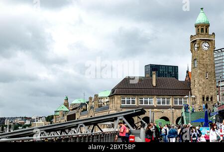 AMBURGO, GERMANIA - 17 LUGLIO 2019: Vista del famoso Hamburger Landungsbruecken con il porto sul fiume Elba, quartiere di St. Pauli, Amburgo, Germania Foto Stock