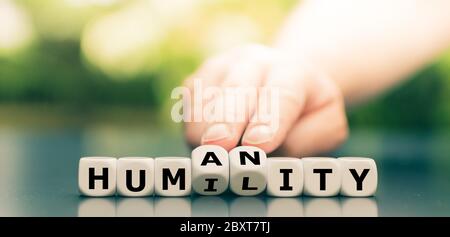 I dadi formano le parole 'umiltà' e 'umanità'. Foto Stock