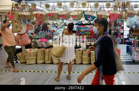 Palma, Spagna. 8 giugno 2020. Clienti in un negozio sul mercato Mercat de l'Olvivar. Dal 08.06.2020, nella 'fase 3' del relax delle misure corona, i negozi potranno ammettere più pubblico, sarà possibile consumare nei ristoranti e presso i banconi bar, tra l'altro. Credit: Clara Margais/dpa/Alamy Live News Foto Stock