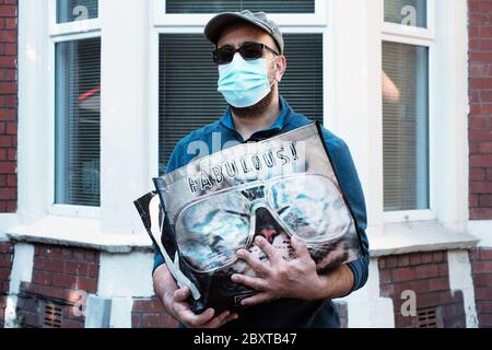 Pubblico che indossa una maschera a Cardiff durante la pandemia del coronavirus 2020 Foto Stock