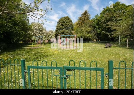 Parco giochi fuori limiti e bloccato in campagna, per evitare la diffusione di ritardi di contatto sociale di devastante virus covid-19 e pandemia Foto Stock