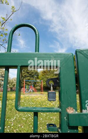 Parco giochi fuori limiti e bloccato in campagna, per evitare la diffusione di ritardi di contatto sociale di devastante virus covid-19 e pandemia Foto Stock