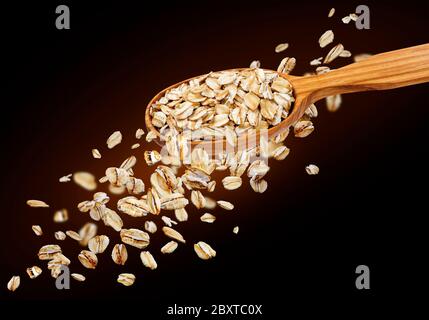 Caduta di fiocchi di avena isolati su sfondo nero Foto Stock