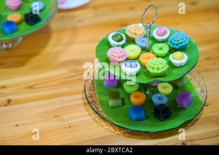 Varietà tradizionali e colorati dessert thailandesi; NamDokmai (farina fumante), PiekPoon (crema nera), LeumKluen (crema di cocco e fagiolo fumante), K. Foto Stock