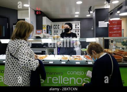 Palma, Spagna. 8 giugno 2020. Clienti in un bar del mercato Mercat de l'Olvivar. Dal 08.06.2020, nella 'fase 3' del relax delle misure corona, i negozi potranno ammettere più pubblico, sarà possibile consumare nei ristoranti e presso i banconi bar, tra l'altro. Credit: Clara Margais/dpa/Alamy Live News Foto Stock