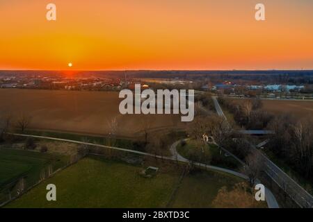 Una vecchia chiesa ai margini del villaggio e un bellissimo tramonto. Vista aerea. Foto Stock